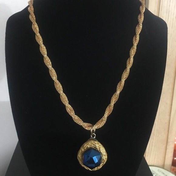 🎁 Gold Tone Necklace 🎁 - Picture 1 of 3